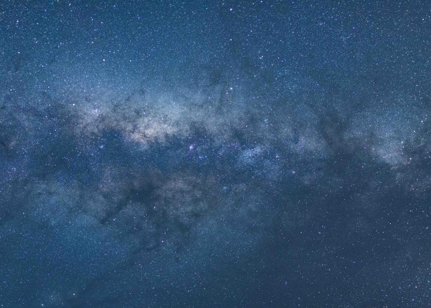棕色尘埃2游戏宇宙深空星场中的旗舰战舰编队，霓虹绿能量光束在黑暗星云间穿梭，呈现史诗级策略RPG的宏大战场氛围