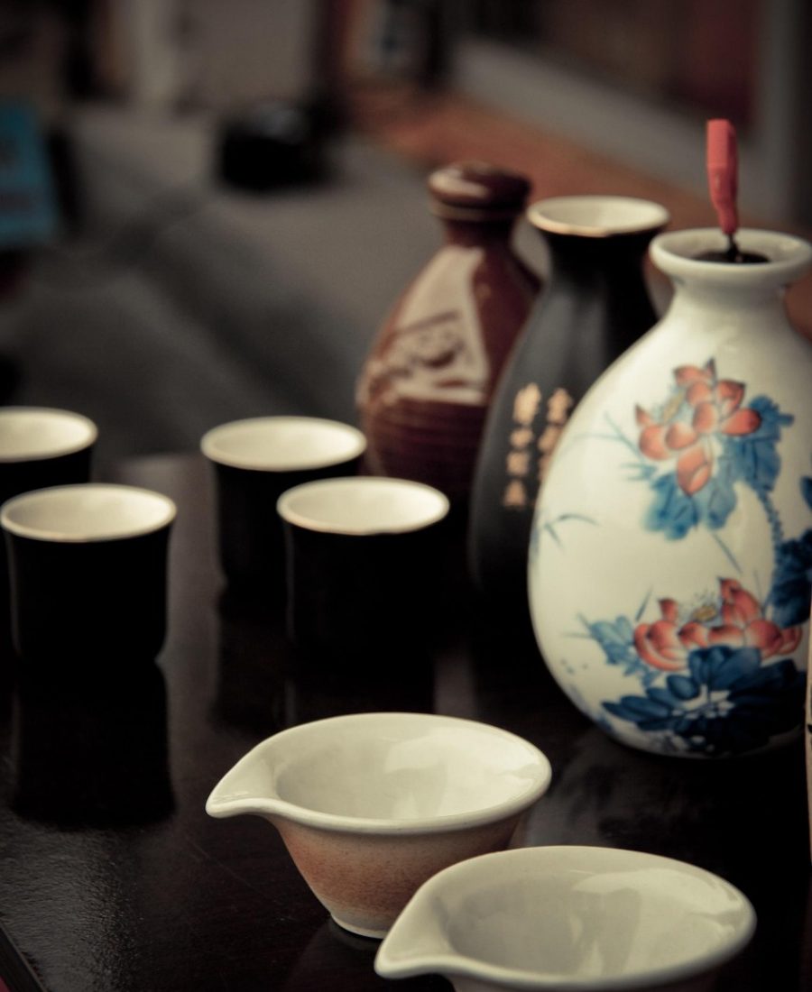 棕色尘埃2 App 主界面竖屏展示，角色立绘排列在深色背景中，霓虹绿光效映衬，手机屏幕上正显示编队与技能按钮